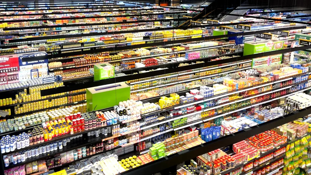 Market rafında ev ürünleri